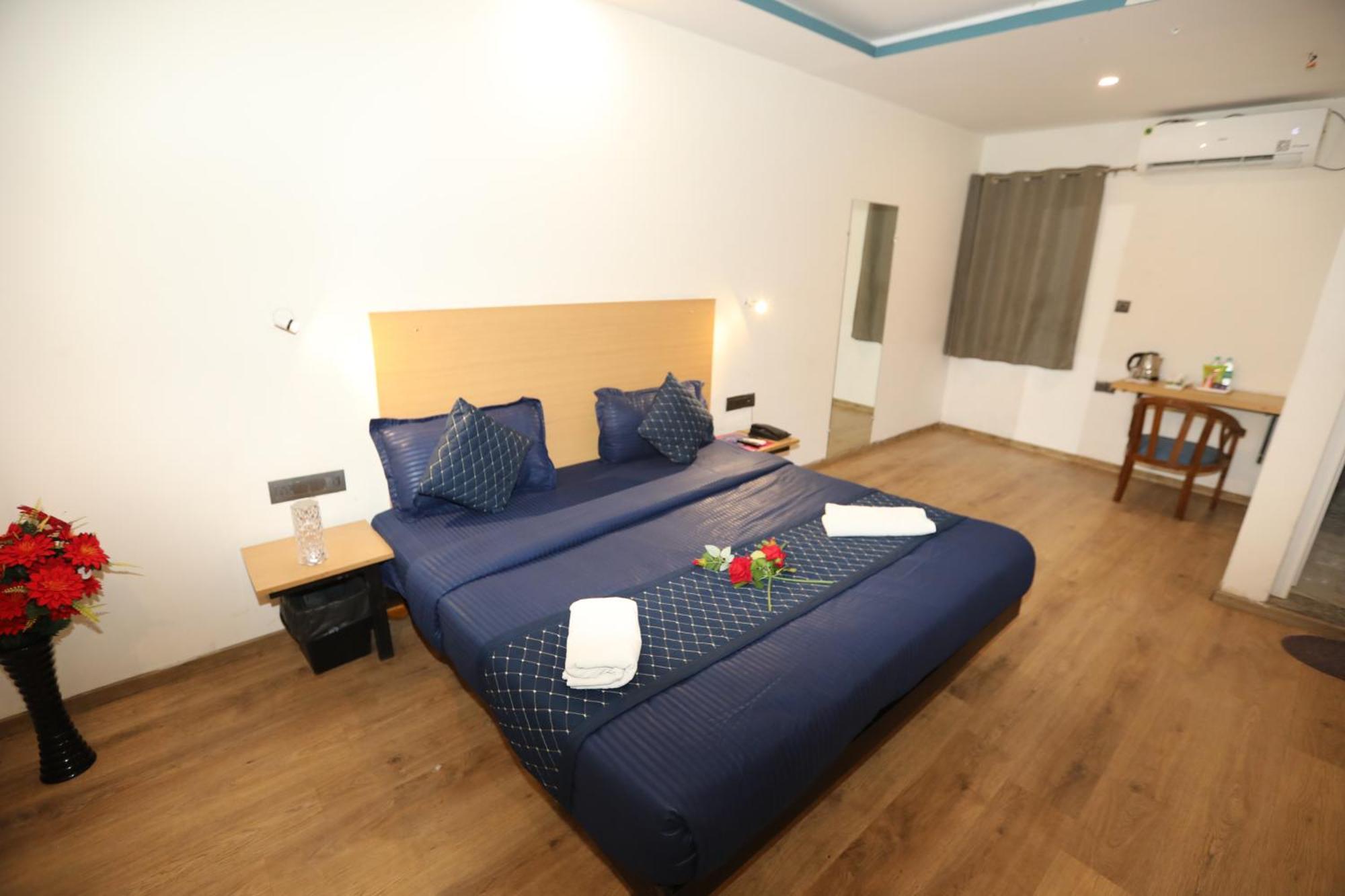 Hotel Noida Grand Sec 58 Exterior photo