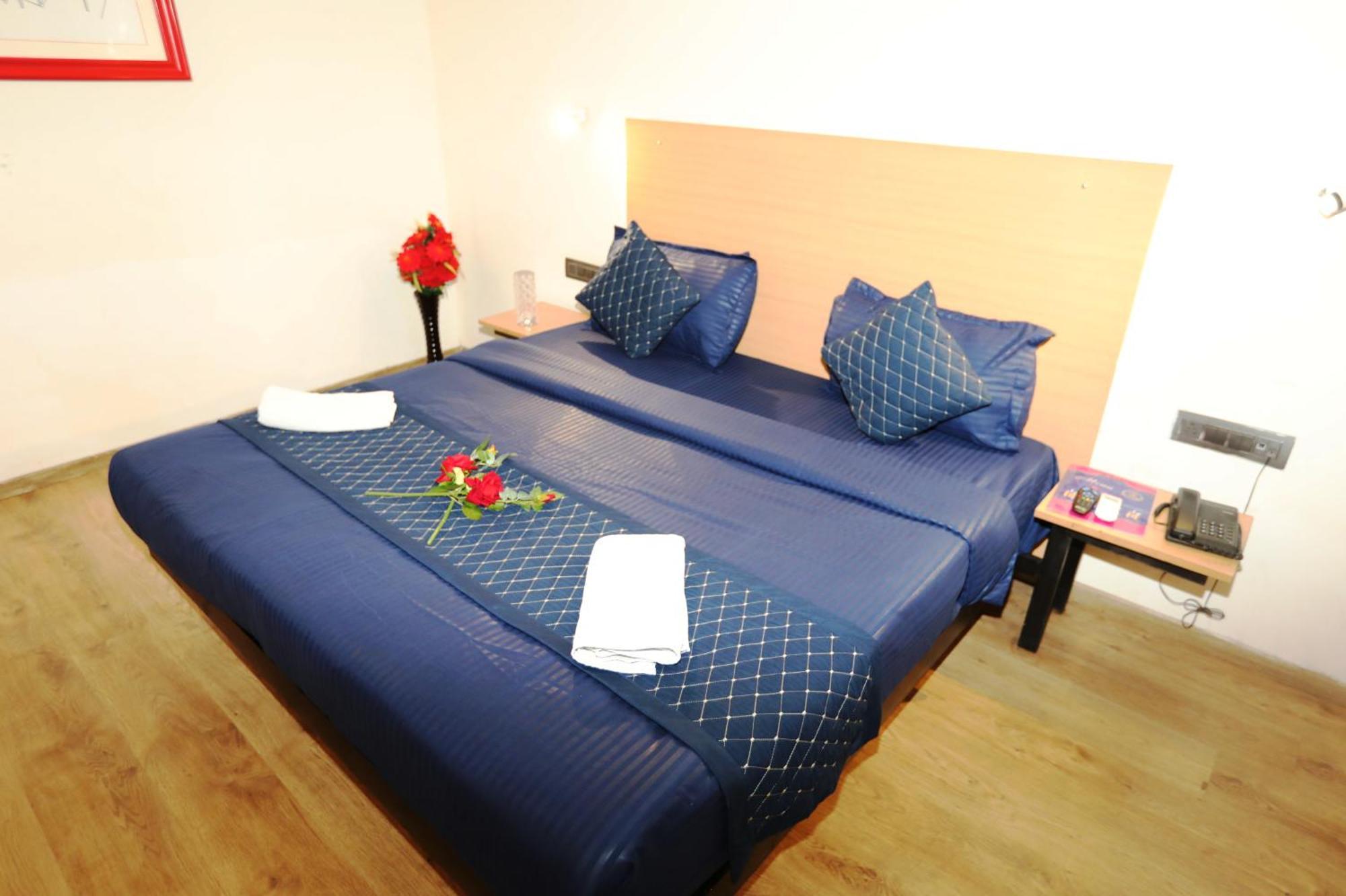 Hotel Noida Grand Sec 58 Exterior photo